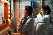 Charlotte "Charlie" (Shaolyn Fernandez, l.) weicht Leylas (Suri Abbassi) Fragen über Deniz aus und will den Moment mit Milan genießen.