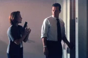 Scully (Gillian Anderson, l.) und Doggett (Robert Patrick, r.) ermitteln in einem mysteriösen Entführungsfall.