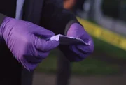 Lt. Joe Kenda bringt den Fall einer jungen ermordeten Frau voran, als ihm bewusst wird, dass ein ganzes Netz aus Lügen sich um den Mord rangt ...