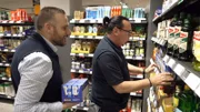 Yusuf (li.) und Sascha finden falsch eingeräumte Ware