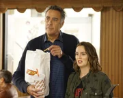 Douglas Fogerty (Brad Garrett, l.); Angie D'Amato (Leighton Meester, r.)