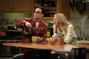 Sheldon will herausfinden, warum sich Elektronen beim Durchqueren einer Graphen-Schicht so verhalten, als hätten sie keine Masse. Dieses Problem raubt ihm sowohl den letzten Nerv als auch den Schlaf. Leonard (Johnny Galecki, l.) und Penny (Kaley Cuoco, r.) können es nicht fassen ... Sheldon will herausfinden, warum sich Elektronen beim Durchqueren einer Graphen-Schicht so verhalten, als hätten sie keine Masse. Dieses Problem raubt ihm sowohl den letzten Nerv als auch den Schlaf. Leonard (Johnny Galecki, l.) und Penny (Kaley Cuoco, r.) können es nicht fassen ...