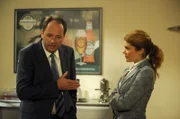Hubert ist hin und her gerissen, ob er das Angebot von Klaus Sternbacher annehmen soll. Von links: Hubert Kirchleitner (Bernhard Ulrich) und Uschi Guggenmoser (Silke Popp).