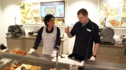 An der Fleischtheke entbrennt eine hitzige Diskussion. zwischen Gabi und John