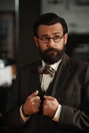 Dr. Gwyn Davies (Matt Ryan)