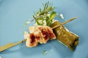 Hühner-Souvlaki mit Dolmades.