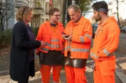 Die Drei von der Müllabfuhr als Krisenhelfer: „Käpt´n“ Werner Träsch (Uwe Ochsenknecht, 2. v. r.), Ralle (Jörn Hentschel) und Tarik (Aram Arami, r.) kümmern sich um Regine (Birge Schade), die ihren Ehering sucht.