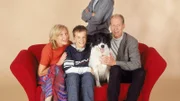 1. Staffel: Familie Degenhardt, deren Mitglied Alex (Wolke Hegenbarth, hi.) - ob sie will oder nicht - nun einmal ist, besteht aus den Eltern Anke und Hendrik (Maren Kroymann, Gottfried Vollmer) und ihrem kleinen Bruder Sebastian (Frederik Hunschede, u.Mi.).