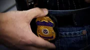Jamaica, NY, USA: Ein Abzeichen der ICE Homeland Securiy Investigations. (Bildnachweis: National Geographic Television)