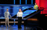 ARD GEFRAGT - GEJAGT FOLGE 802 (WH.), "Alexander Bommes präsentiert beliebtes Quizformat", am Mittwoch (09.07.25) um 18:00 Uhr im ERSTEN. Moderator Alexander Bommes (l.) mit der Kandidatin Lea Klenk (M.) und der Jägerin Adriane Rickel (r.).