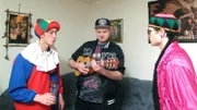 Markus (li.) teilt sich mit seinen Freunden Sean (Mitte), Julian (re.) und Thomas eine WG