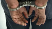 Bei der hochexplosiven Stimmung im Gefängnis kommt es schnell zu Rivalitäten und Streitigkeiten, aber genauso schnell bilden sich Banden und Cliquen, die für einander einstehen - auch mit gewaltsamen Mitteln ...