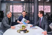 Benedikts (Jens Hajek) und Ringos (Timothy Boldt) Freude über den erfolgreichen Geschäftsdeal verdrängt ihr schlechtes Gewissen gegenüber Easy (Lars Steinhöfel).