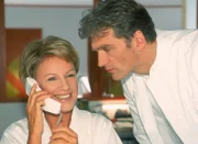 Nikola (Mariele Millowitsch) entscheidet sich spontan, am Wochenende mit Bernd Fliegenfischen zu gehen, obwohl Schmidt (Walter Sittler) es ihr madig machen will.
