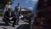 Lt. Joe Kenda (Carl Marino, vorne) entdeckt eine grausame, unerwartete Verbindung zwischen Täter und Opfern.