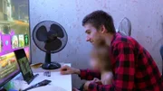 Maik muss sich allein um Kind und Haushalt kümmern..