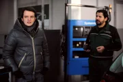 Flori will mit Mike sprechen, doch der Geselle Tuncay erklärt ihm, dass der gerade unterwegs ist. Von links: Florian Brunner (Tommy Schwimmer) und der Geselle Tuncay (Levent Özdil).