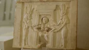 Im Alten Ägypten wird die Geburt eines Mädchens – anders als in vielen anderen antiken Kulturen – als Segen angesehen. In die Wochenlaube, in der die Geburt stattfindet, haben nur Frauen und Mädchen Zutritt.