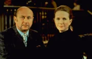 Adrian Carsini (Donald Pleasence, l.); Karen Fielding (Julie Harris, r.)