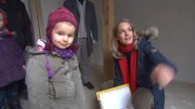 Tochter Hannah zeigt Eva ist Zimmer das leider noch komplett unbewohnbar ist...