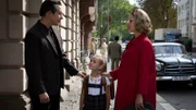 Freddy Donath (Trystan Pütter, l.), Dorli (Alma und Smilla Löhr, M.), Monika Franck (Sonja Gerhardt, r.) stehen auf der Straße und sehen sich an. Im Berlin der 60er Jahre gährt unter der poppig bunten Fassade der wieder aufkeimende Antisemitismus, was Freddy zu spüren bekommt.