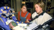 Alex' (Wolke Hegenbarth, r.) Freundin Claudia (Nora Binder), die bei ihrem Besuch kurzerhand zum Babysitter ernannt wurde, hat das Baby in ein grünes Monster verwandelt...
