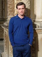 Jonas Armstrong (Anthony Cade).