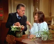 Quincy (Jack Klugman) und seine Kollegin Dr. Emily Hanover (Anita Gillette) unterhalten sich über den rätselhaften Selbstmord der jungen Julie.