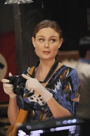 Obwohl Brennan (Emily Deschanel) und Booth eigentlich in Argentinien in den Flitterwochen sind, unterstützen sie die hiesigen Ermittler bei der Aufklärung eines Mordfalls.