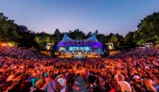 Das Programm "Männer sind bekloppt, aber sexy" der unbestrittenen Nummer 1 der Comedy-Szene, Mario Barth, haben über 800.000 Fans erlebt. Mit dem Abschluss im Sommer feierte der elffache "Comedypreis"-Träger gleichzeitig eine Premiere: Zum ersten Mal trat Mario Barth auf der Waldbühne Berlin vor 20.000 Fans auf und erfüllte sich damit nach zwei Weltrekorden einen weiteren Traum. RTL zeigt nun das spektakuläre Tourfinale.