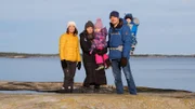 Auf und davon - SRF DOK Souvenirs Mona Vetsch auf Besuch bei den Schweden-Auswanderern der letzten Staffel. Mittlerweile zu viert: Sylvia und Markus Buob mit Juna (Mitte) und Paula (rechts). Links im Bild: Mona Vetsch