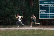 Aufgrund eines Fehlstarts liegt Erik (Isac Calmroth, li.) weit zurück. Kann er trotzdem noch den ersten Platz für Stjernsberg erlaufen?