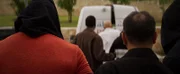 Personen bewegen sich auf einen Transporter zu   +++