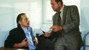 Kriminalhauptkommissar Kehler (Wolfgang Bathke, r.) verhört Werner Hinze (Thilo Prückner), dessen Zellengenosse in der Haftanstalt ermordet wurde.