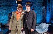 Moderator Torsten Sträter (r.) mit seinem Gast Helge Schneider.