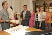 Vor Richard (Karim Köster, 2.v.l.), Kim (Lara-Isabelle Rentinck, 2.v.r.) und Hannah (Laura Osswald, r.) putzt Hugo (Hubertus Regout, l.) Britta (Susanne Berckhemer, 3.v.r.) runter.