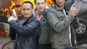 In der Jubiläumsepisode ist Comedian Oliver Pocher (Mi.) zu sehen, der als verrückter aber liebenswerter Verschwörungstheoretiker Oliver Sturm den Kommissaren Semir Gerkan (Erdogan Atalay, li.) und Ben Jäger (Tom Beck) dabei hilft, ein tödliches Virus zu vernichten.