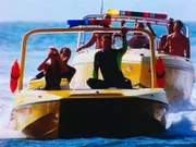 Neely (Jennifer Lynn Campbell, l.), Craig (Parker Stevenson, 2.v.l.) und Mitch (David Hasselhoff, vorne M.) begeben sich mit allen verfügbaren Kräften von "Baywatch" zur Unfallstelle.