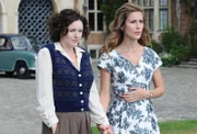 Virginia (Charlotte Salt, r), Bundle (Dervla Kirwan, l)