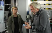Caro sucht das Gespräch mit Martin. Von links: Caro Ertl (Teresa Rizos) und Martin Kirchleitner (Hermann Giefer).