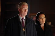 Special Agent Lanford (William R. Moses) und Agent Avery Norris (Jennifer Jalene)