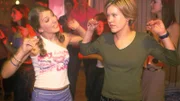 Heute an ihrem 16. Geburtstag soll es soweit sein: Claudia (Nora Binder, li.) will ihre Unschuld verlieren. Ihre Freundin Alex (Wolke Hegenbarth, re.) findet die Idee überhaupt nicht so gut und hofft, Claudia davon überzeugen zu können, noch etwas zu warten.