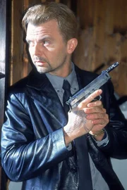 Mafiakiller Ante Dedic (Zsolt Bacs) hat es Peter Schmidt abgesehen, der vor Jahren gegen die Mafia ausgesagt hat.