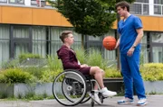 Moritz (Lukas Schust, l.) wartet auf sein Date. Ben (Philipp Danne, r.) ermahnt den Jungen, mit dem Basketball spielen noch zu warten.