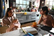 ACHTUNG SPERRFRIST! Die Veröffentlichung dieses Motives ist für alle ONLINE-MEDIEN (außer Programm-Presse) erst ab dem 18.06.2025 frei.  Charlotte "Charlie" (Shaolyn Fernandez, l.) weicht Leylas (Suri Abbassi) Fragen über Deniz aus und will den Moment mit Milan genießen.