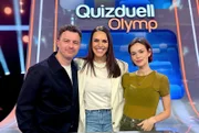 Moderatorin Esther Sedlaczek (M.) mit den Kandidaten des Teams "Hauptrolle": Friedrich Mücke (l.) und Emilia Schüle (r.).