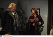 Nachdem auch im Kirchleitnerhaus nicht an Ruhe zu denken ist, gibt Rosi den Gedanken an Entspannung auf. Von links: Martin Kirchleitner (Hermann Giefer) und Rosi Brunner (Brigitte Walbrun).