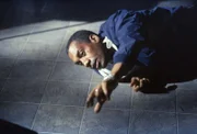 Der des Mordes an seiner Frau verdächtigte Staatsanwalt Martin Wells (Joe Morton) muss sich im Gefängnis vieles gefallen lassen.