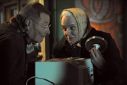 Schadenfroh teilt Theres Alois mit, dass seine Eismaschine eine Fehlinvestition war. Von links: Alois Preissinger (Erich Hallhuber sen.) und Theresa Brunner (Ursula Erber).