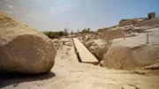 Aegypten Welt der Pharaonen - EP Metropolen Im Rosengranit-Steinbruch bei Assuan findet man auch einen „unvollendeten Obelisken. Er verrät, wie die Ägypter die riesigen Steinnadeln fertigten. Mit einer Länge von 42 Metern und einem Gewicht von 1.100 Tonnen wäre er die größte Steinsäule des Alten Ägypten geworden. Er wird vermutlich aufgrund von Rissen nicht fertiggestellt.  Fotograf/Kameramann:  Adnane Korchyou/© Gruppe 5 Filmproduktion GmbH